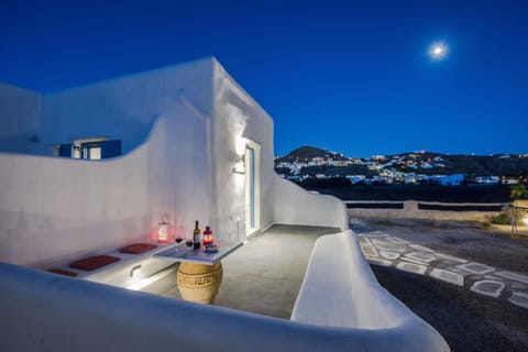 Patio, Facade/entrance, Night, Alcoholic drinks