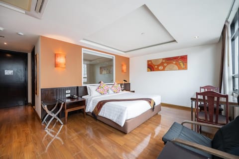 Photo of the whole room, Seating area, Bedroom