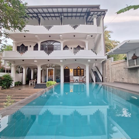 Property building, Day, Pool view, Swimming pool