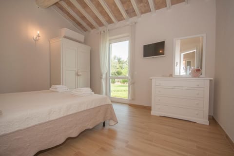 Bed, TV and multimedia, Bedroom, wardrobe