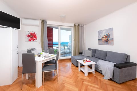 Balcony/Terrace, Living room, Photo of the whole room, Decorative detail, Dining area, Sea view