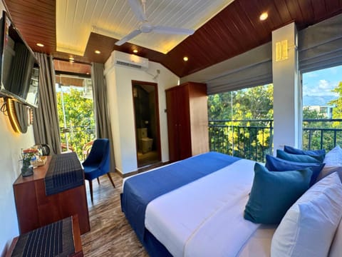 Bed, TV and multimedia, View (from property/room), Balcony/Terrace, Photo of the whole room, Decorative detail, Seating area, Bedroom