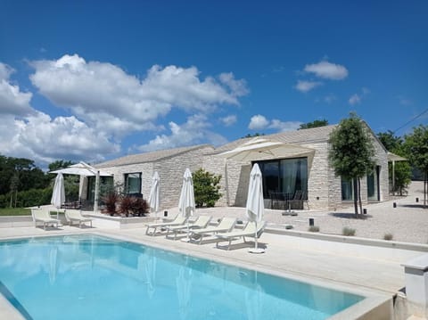 Property building, Day, Pool view, Swimming pool, sunbed