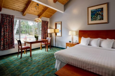 Photo of the whole room, Garden view