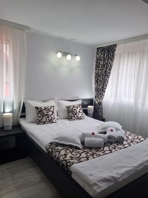 Bed, Photo of the whole room, towels