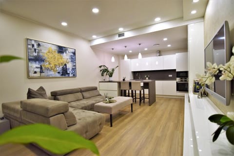 TV and multimedia, Kitchen or kitchenette, Living room, Seating area, Dining area