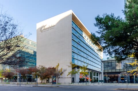 Property building, Facade/entrance, Day, Location