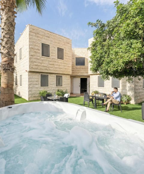 Property building, Patio, Day, Garden, sunbed