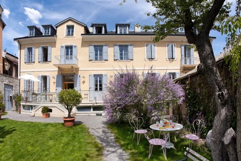 Property building, Day, Garden, Garden view, Mountain view
