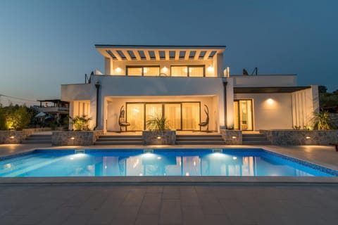 Property building, Garden, Balcony/Terrace, Seating area, Sea view, Swimming pool