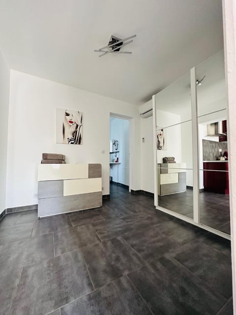 Hôtel Eden Cassis - centre-ville- piscine chauffée, jacuzzi et sauna - parking privé Hotel in Cassis