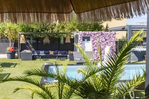 Hôtel Eden Cassis - centre-ville- piscine chauffée, jacuzzi et sauna - parking privé Hotel in Cassis