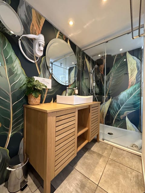 Hôtel Eden Cassis - centre-ville- piscine chauffée, jacuzzi et sauna - parking privé Hotel in Cassis