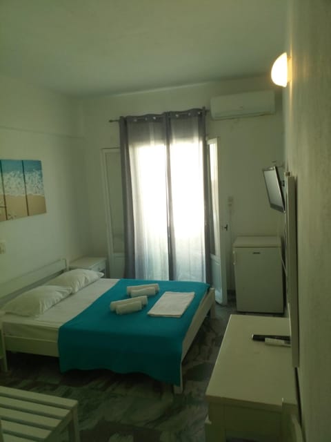 Bed, TV and multimedia, Photo of the whole room, hair dresser