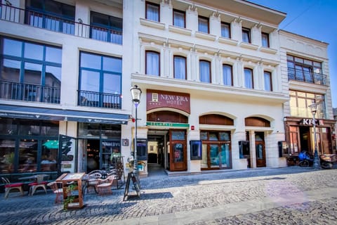 Property building, Facade/entrance, Property logo or sign, Street view, Location