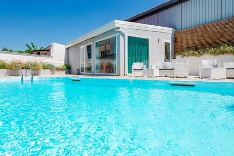 Property building, Swimming pool, Breakfast