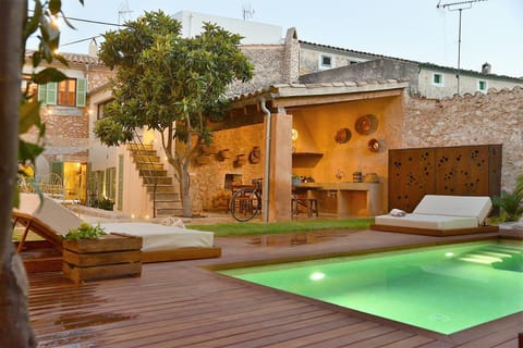 Property building, Garden, Swimming pool