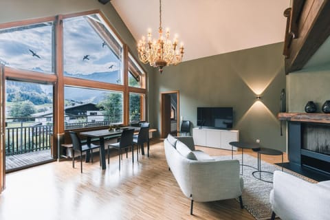 Living room, Seating area, Dining area, Mountain view