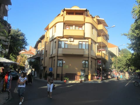 Facade/entrance