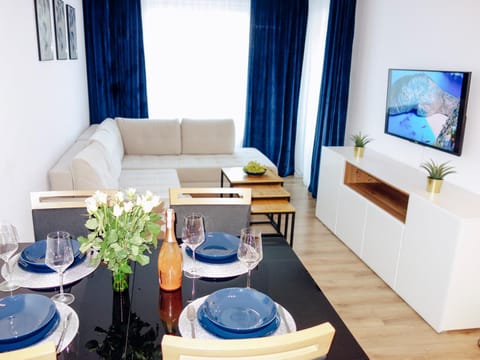 TV and multimedia, View (from property/room), Balcony/Terrace, Living room, Other, Photo of the whole room, Decorative detail, Seating area, Dining area, On site, City view, Area and facilities, Drinks, Quiet street view