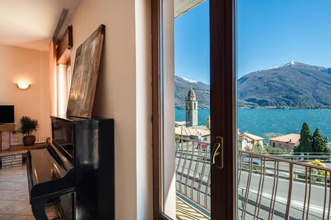 Balcony/Terrace, Living room, Lake view