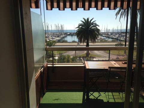 Appartement Front de Mer avec Piscine Apartment in Menton