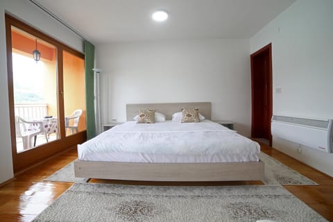 Bed, Bedroom, Lake view