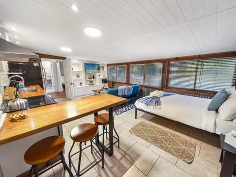 Bed, Living room, kitchen