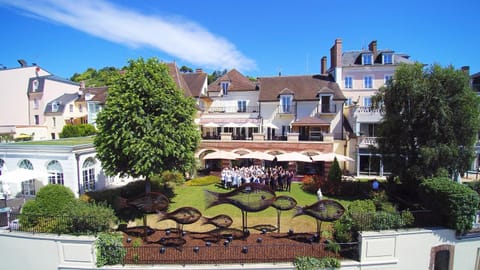 Staff, Bird's eye view