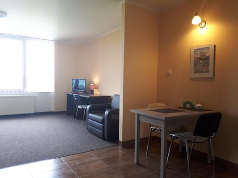 TV and multimedia, Living room, Seating area, Dining area