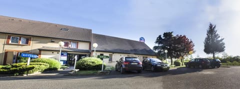 Property building, Nearby landmark, Restaurant/places to eat, Facade/entrance, Breakfast, Parking