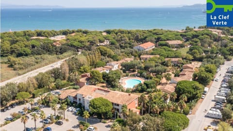 Property building, Day, Neighbourhood, Natural landscape, Bird's eye view, Beach, City view, Pool view, Sea view, Street view, Swimming pool, Location, Parking