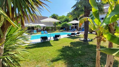 Property building, Day, Natural landscape, Garden, Hot Tub, Garden view, Pool view, Swimming pool, Breakfast, sunbed