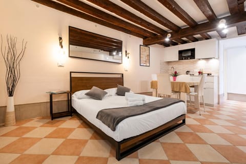 Bed, Living room, Photo of the whole room, Bedroom, towels