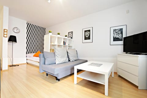 Bed, TV and multimedia, Living room