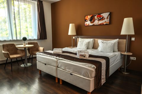 Bed, Photo of the whole room, Seating area, Bedroom