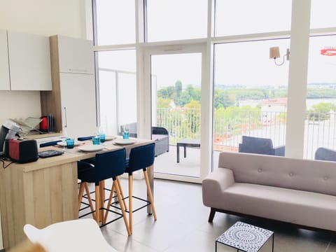 Dining area, City view, Lake view, Landmark view