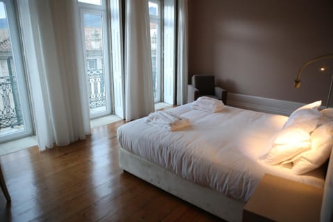 Toilet, Bed, Bathroom, Balcony/Terrace, City view, Landmark view