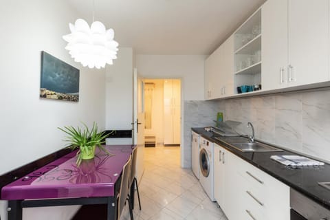 Kitchen or kitchenette, Dining area, Communal kitchen