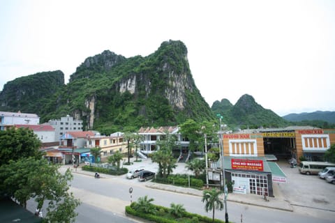 Day, Neighbourhood, Natural landscape, City view, Mountain view, Street view