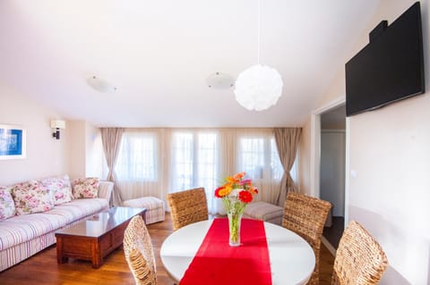Communal lounge/ TV room, TV and multimedia, Living room, Seating area, Evening entertainment