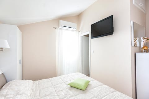Bed, TV and multimedia, Bedroom, towels, air conditioner