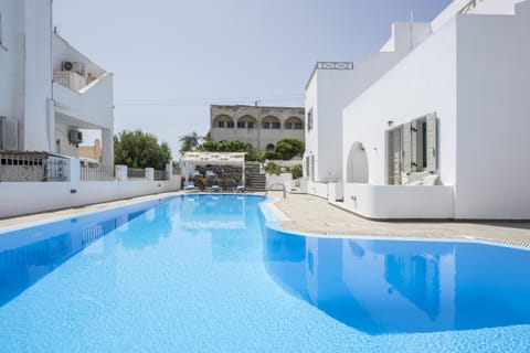 Property building, Day, Swimming pool