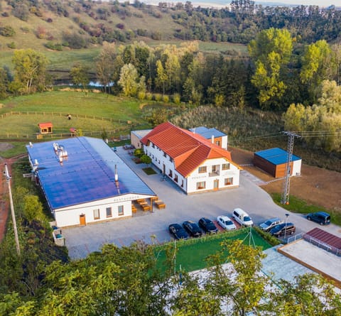 Property building, Restaurant/places to eat, Natural landscape, Bird's eye view, Location, Parking