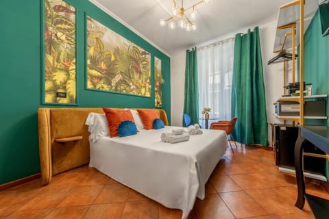 Bed, Photo of the whole room, Seating area, Bedroom, hair dresser, towels