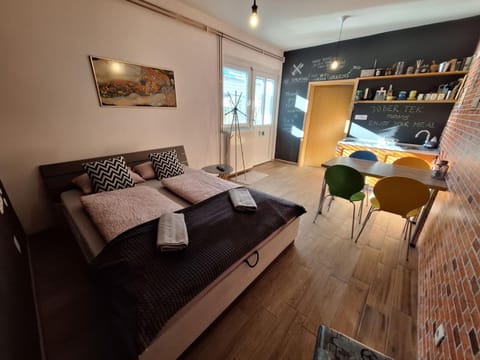 Bed, Kitchen or kitchenette, Living room
