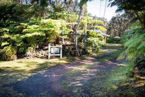 'Ama'u Lani Cottage House in Volcano