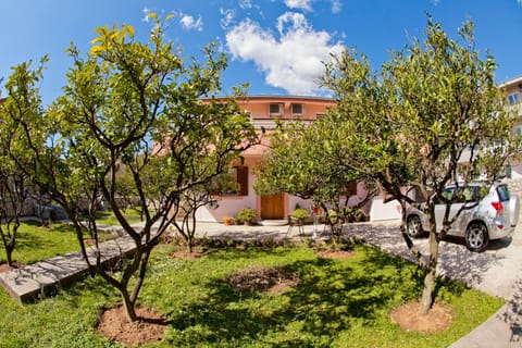 Facade/entrance, Facade/entrance, Spring, Garden, Area and facilities