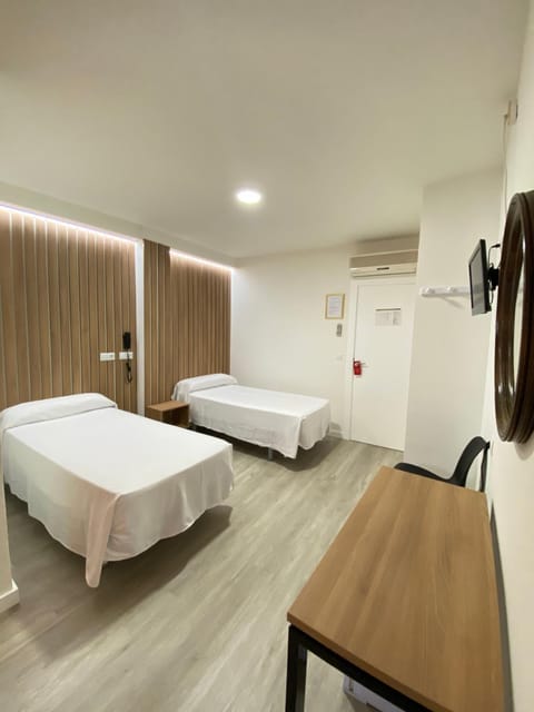 Bed, TV and multimedia, Photo of the whole room, Bedroom, air conditioner