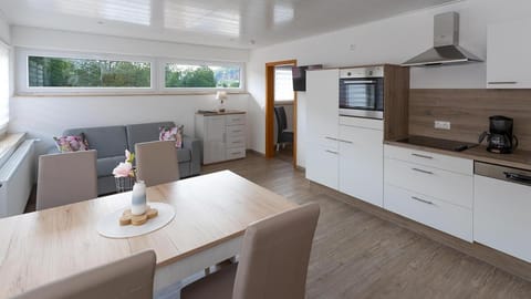 TV and multimedia, Kitchen or kitchenette, Living room, Seating area, Dining area
